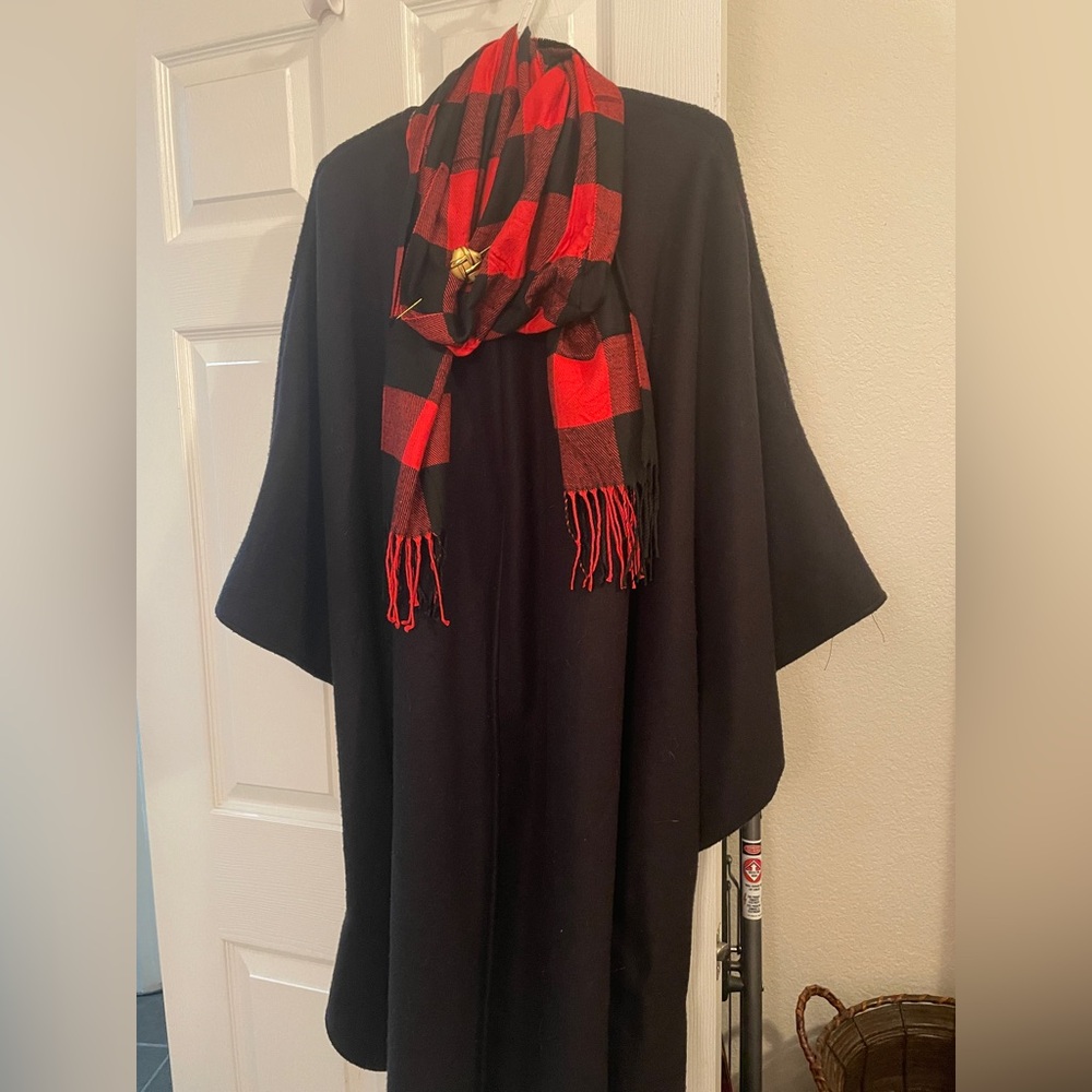 Chic Black Women's Cape & 2 scarves

Batwing sleeves button closure at neck